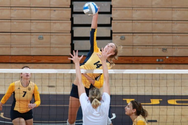 Women’s Volleyball Upsets No. 7 USC in Tournament Finale