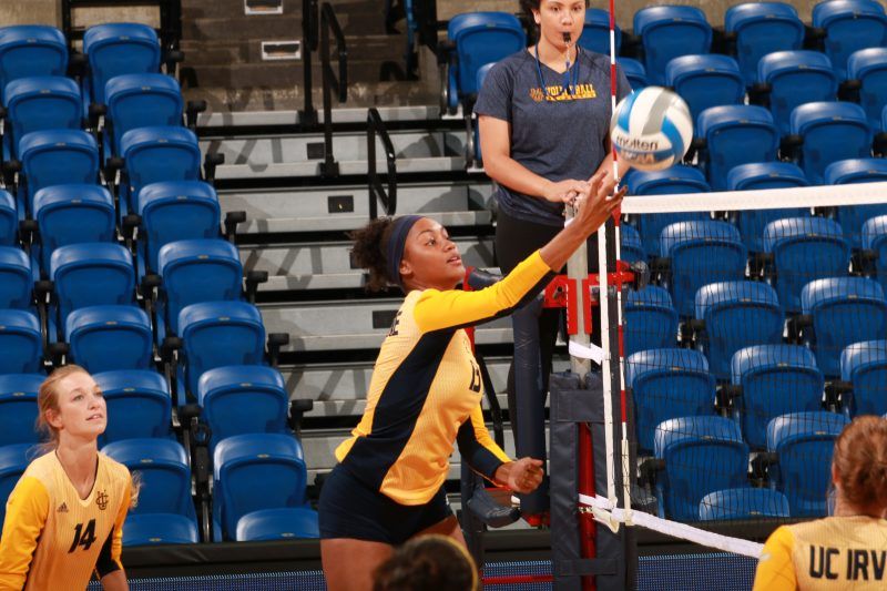 Sophomore middle blocker Idara Akpakpa played a crucial role in the opening set against the Cal Golden Bears, slamming a kill that would give the 'Eaters an early advantage. However, Cal would bounce back to control the next three sets for the game.