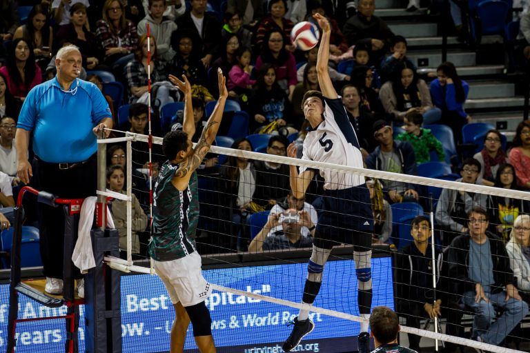Men’s Volleyball Topples Tritons, Fall to Hawai’i