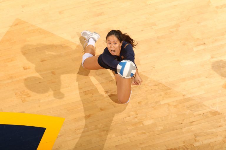 Women’s Volleyball Swept by Rainbow Wahine