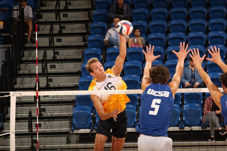 Men’s Volleyball Sweeps Tritons, Loses to Rainbow Warriors
