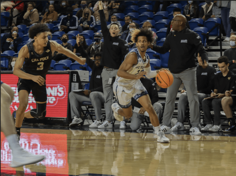 Anteaters Outrun Mustangs in the Second Half, Win 72-48