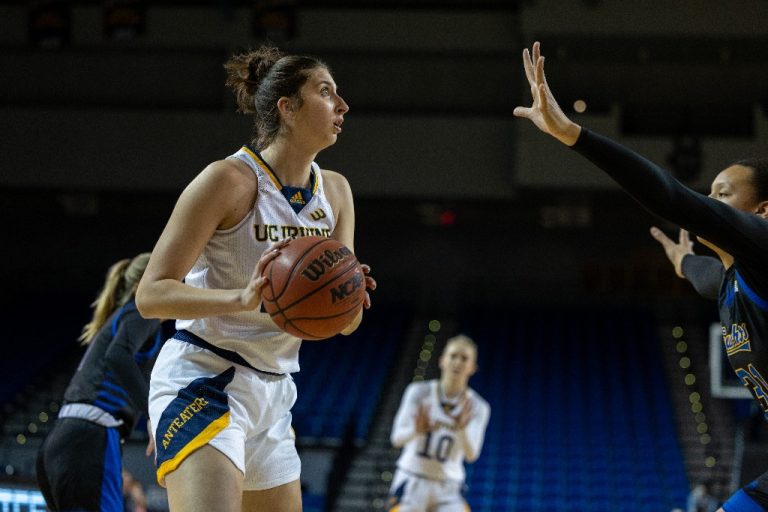 UC Irvine Women’s Basketball Team Overcomes 15 Point Trail to Defeat Fullerton, 54-51