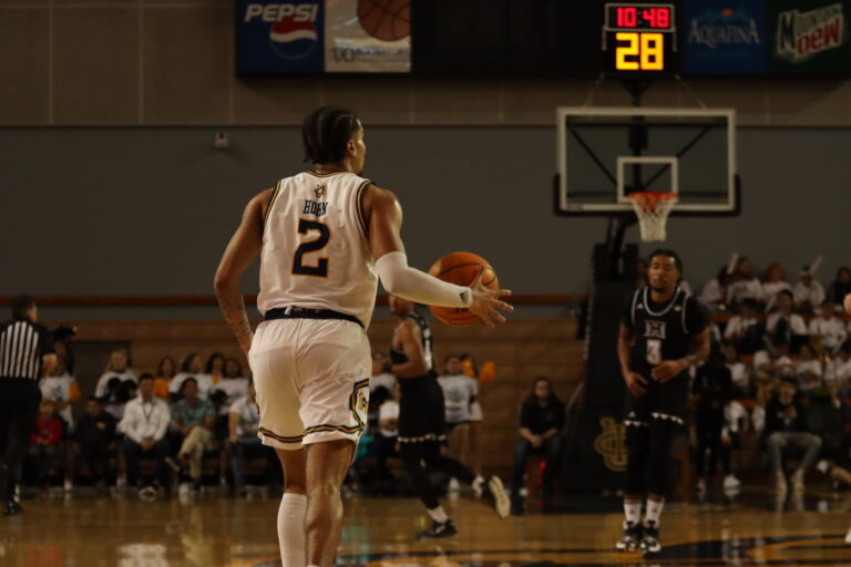 <strong>UCI Men’s Basketball’s Backcourt Stars Shine in Win Over University of Hawai’i, 76-68</strong>